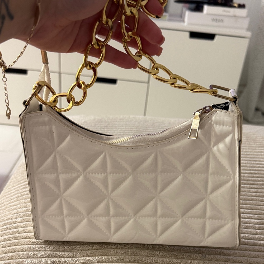 Elegant White Quilted Handbag with Gold Chain